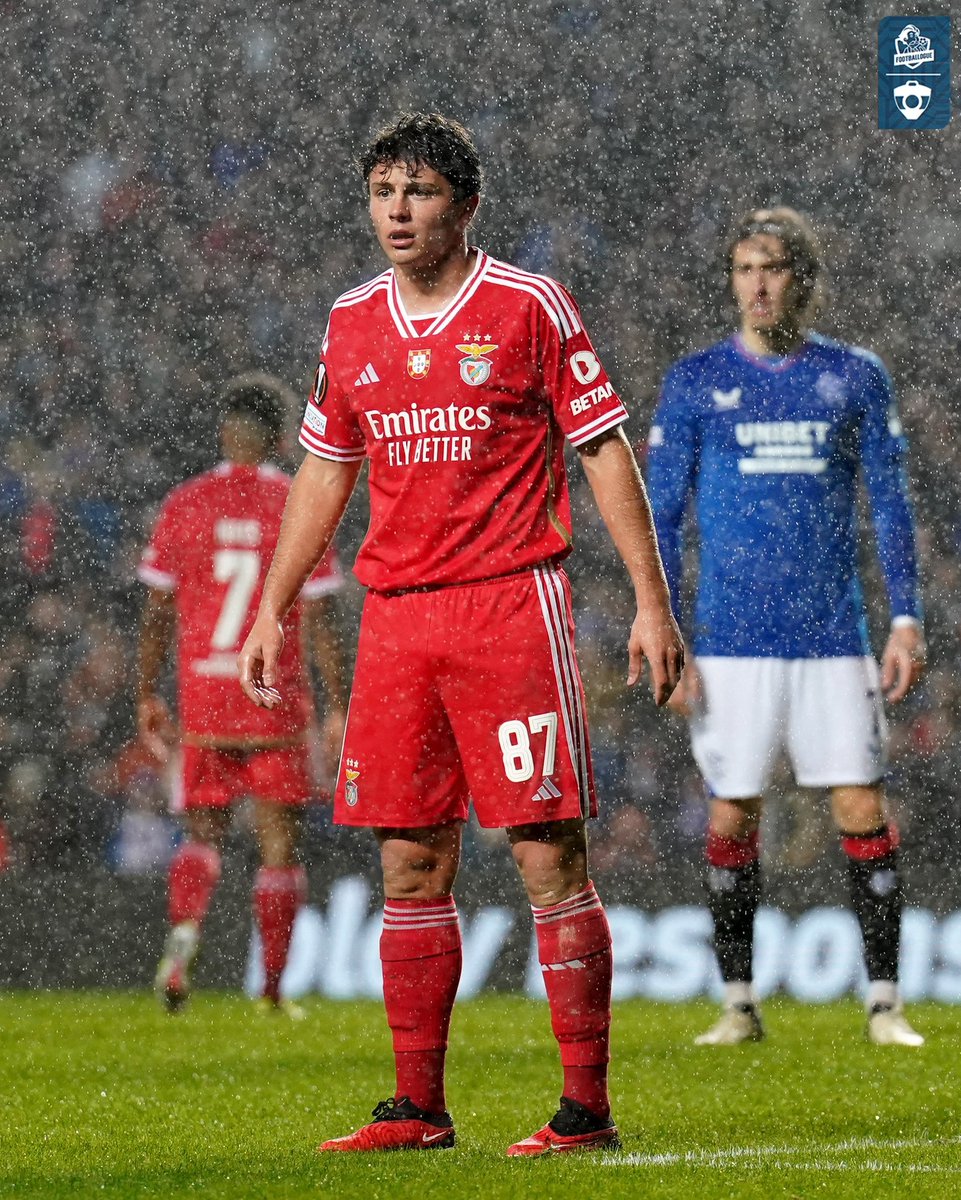 Footballogue's tweet image. Joao Neves (19 ans, Benfica) est un vrai régal à voir jouer. 🤩

Petit gabarit, très bon techniquement avec une vraie vision de jeu. On adore !