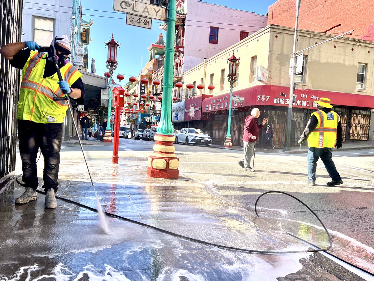 Our crews are out in force in Chinatown today for #CleanCorridorsSF, our weekly operation where we deep clean a different commercial corridor every week. Learn more about the initiative: sfpublicworks.org/cleancorridors… #LoveOurCity