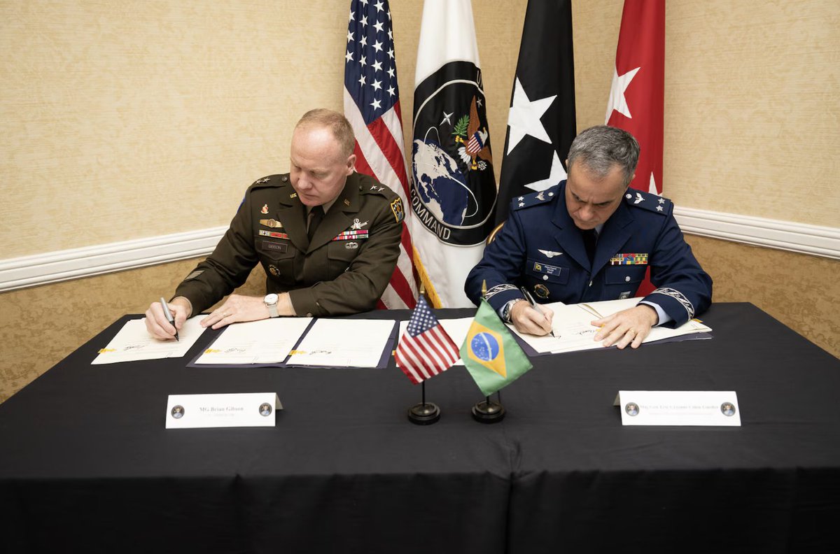#USSPACECOM & Maj. Gen. Eric Cólen, 🇧🇷Space Operations Center commander, signed an arrangement to assign a Brazilian liaison officer to USSPACECOM, strengthening the 🇺🇸🇧🇷military partnership in the space domain. #39space @fab_oficial 👉tinyurl.com/msuf6d7h