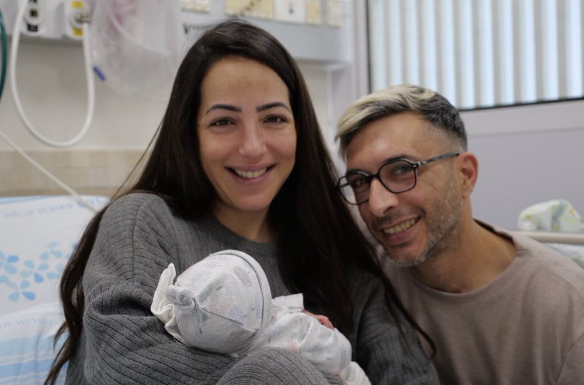 El 7 de octubre, Astar Moshe y su pareja Shlomi Tobi estaban en el festival Nova cuando escucharon disparos. Corrieron por 20 Km. hasta que lograron refugiarse y sobrevivir. Astar dio a luz recientemente a un hermoso bebé. 'El momento emocionante fue cuando en la sala de parto…