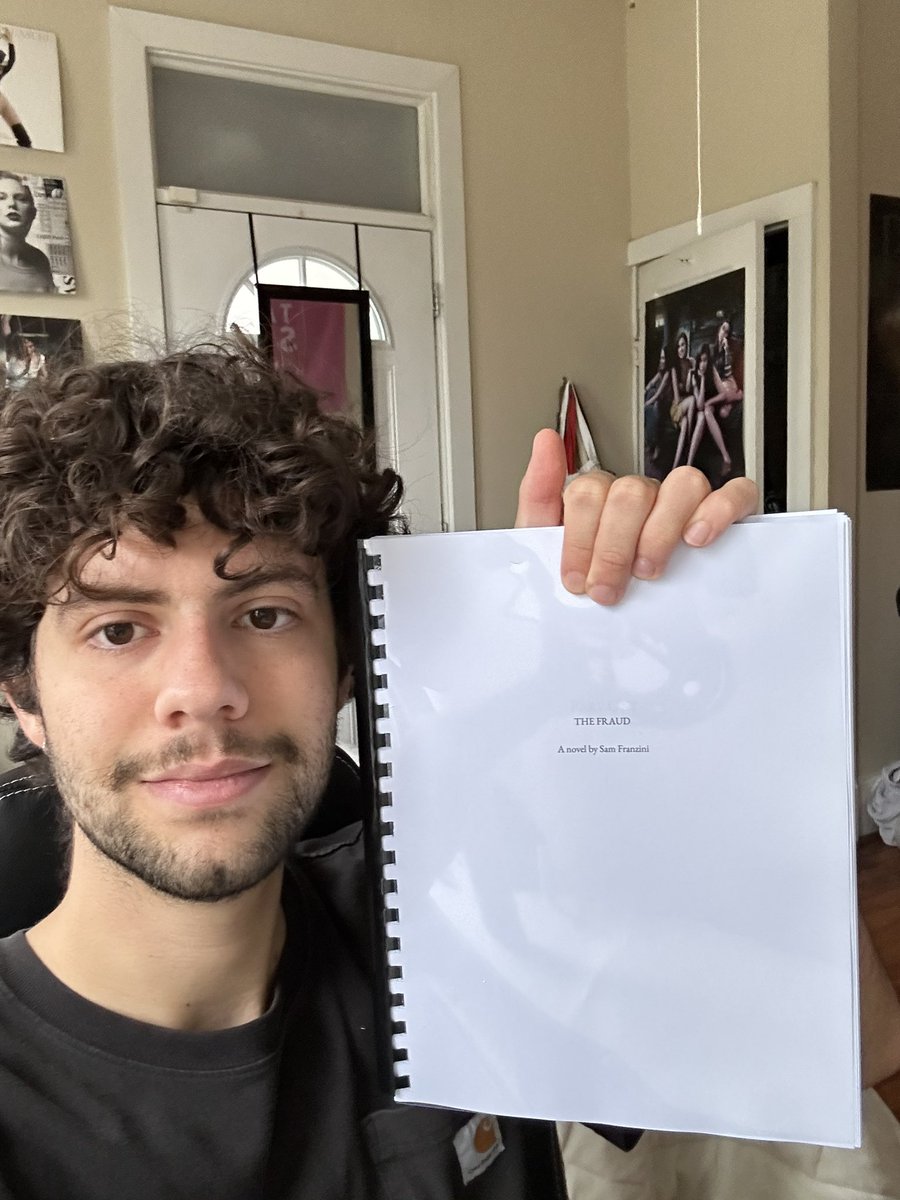 samfz7's tweet image. I have my first draft😭😭 it only takes three years and a lot of delusion!!!