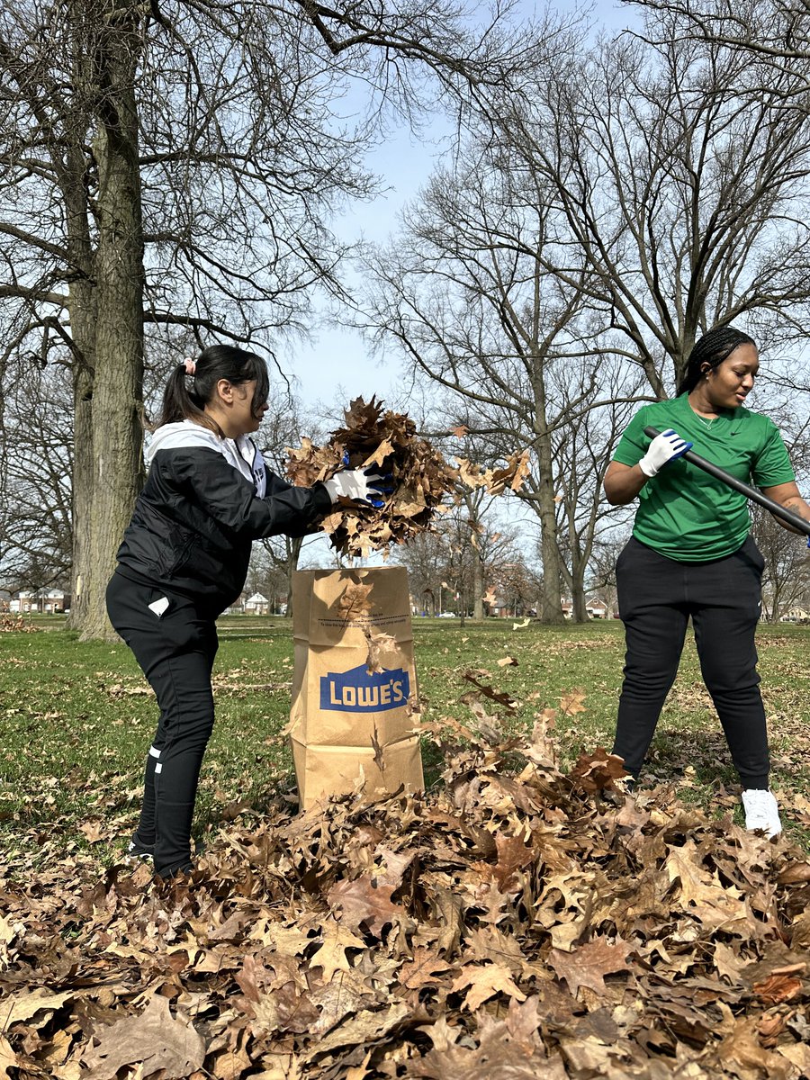 Volunteers from the @tigers and @Nike Community Store assisted in the spring clean-up of Stoepel Park in preparation for Rosedale-Grandmont's #TinyTigers Opening Day this month!