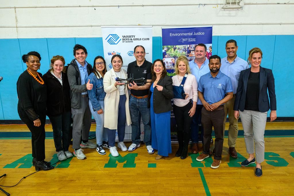 #FlyLikeAnEagle: NYPA's #EnvironmentalJustice + #UAS groups partnered with @174PowerGlobal & @ConEdison for a youth #STEM & mentorship program with the @VBGCQ. Students even had the chance to get some hands-on time flying drones! #EarthMonth 🔎 lnkd.in/eZzw38vg