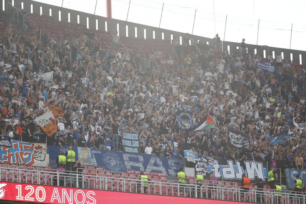 La folle journée des supporters marseillais Après plusieurs jours de suspense, les supporters marseillais, venus à plus de 2000, ont été finalement autorisés à assister au quart de finale aller de Ligue Europa entre l'OM et le Benfica Lisbonne. ow.ly/toYN50RevsS #SLBOM