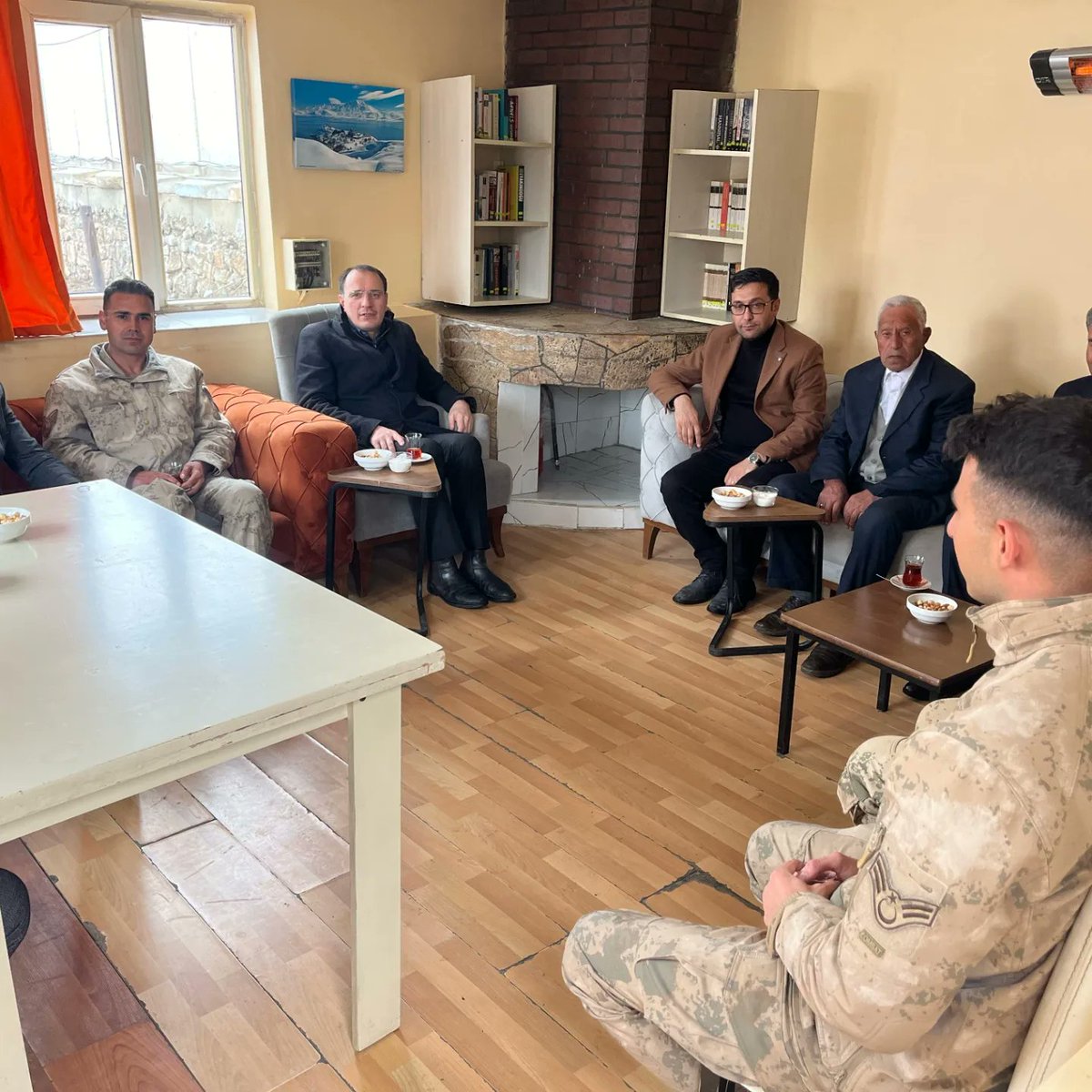 cldrnkaymakam's tweet photo. İlçe Kaymakamımız sayın Hasan Hüsnü TÜRKER, İlçe Sosyal Hizmetler Müdürü Ferit BİNİCİ, Şehit Aileleri ve Gaziler Derneği Başkanı Abdurrahman ÇINARAĞAÇ ile birlikte Yukarı Gülderen Jandarma Karakol Komutanı J.Asb.Kd.Üçvş. Erdinç ÇAVUŞLU ve görevli personel ile bayramlaştı. https://t.co/17Sunh1BFl