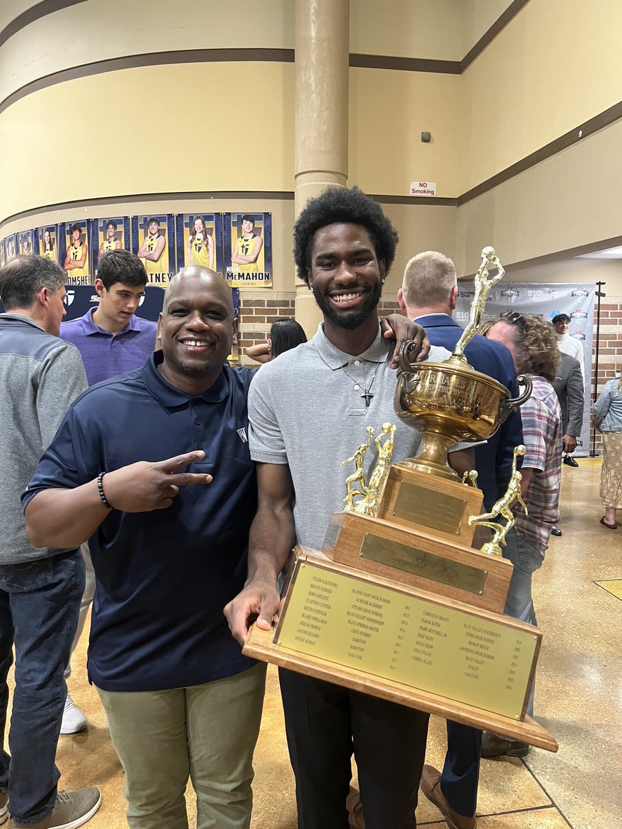Congratulations to my guy @Corbinallen_11 for winning the Direnna award trophy last night. All smiles when you really been in the trenches with them. #VWBAcertified