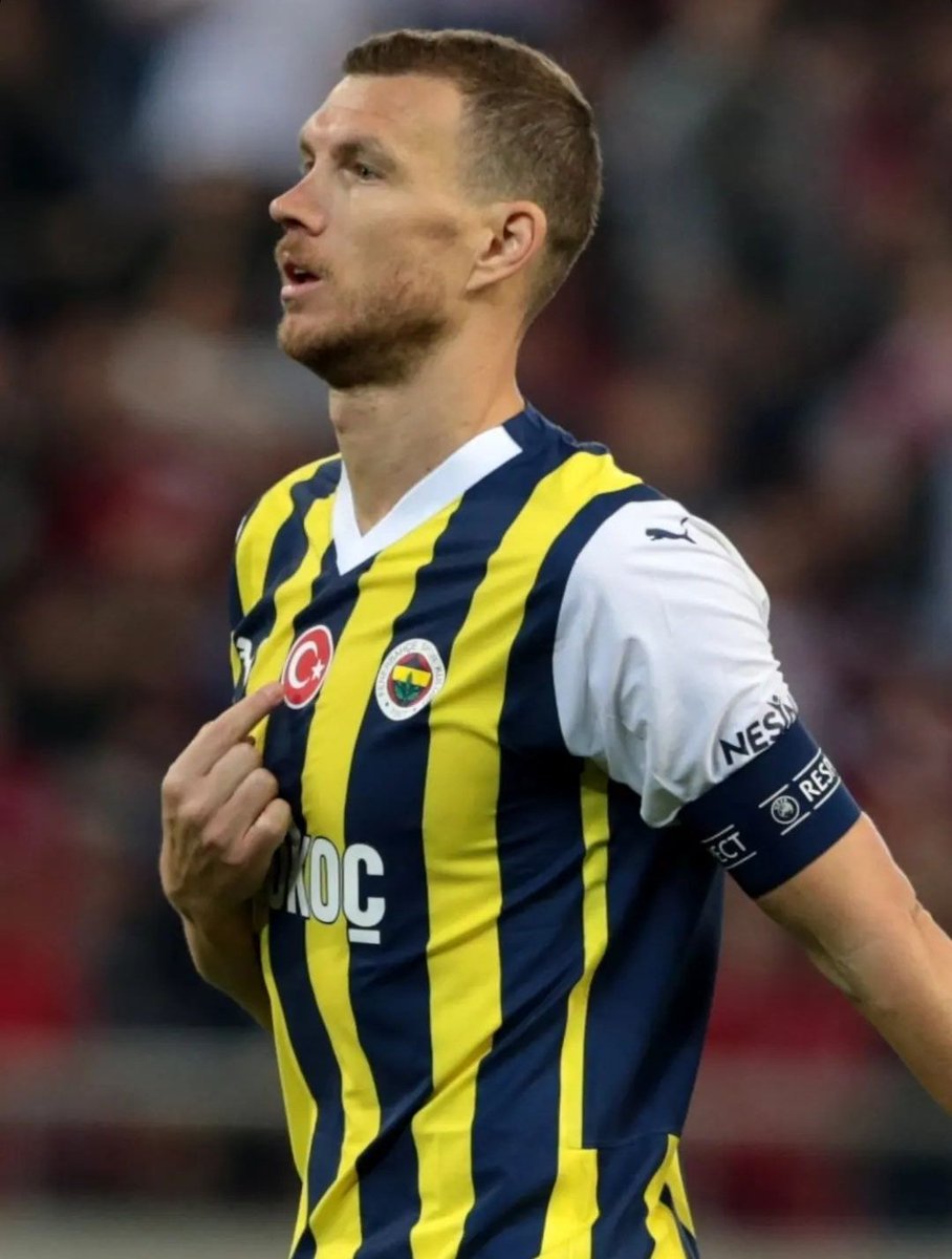 Bunu her yabancı futbolcu yapmaz. Hatta parayla da yaptıramazsın! Eyvallah büyük karakter, Eyvallah büyük Kaptan @EdDzeko 🇹🇷🇧🇦