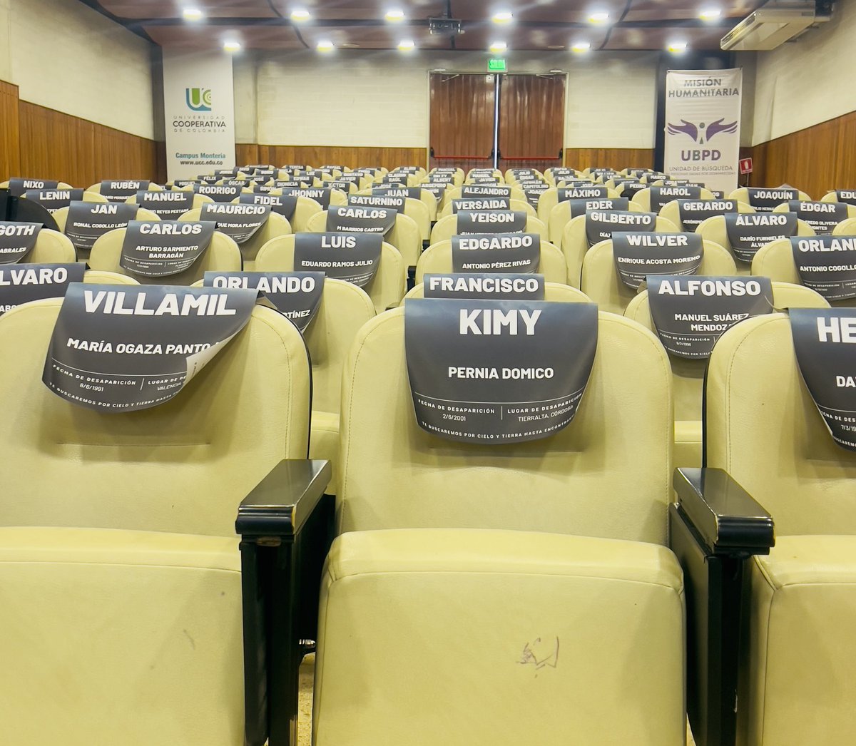 Lanzamiento del documental #PorCieloyTierra en Montería. Hoy se lleno el teatro con 126 de los 3246 nombres de las personas dadas por desaparecidas en el departamento de Córdoba. Les buscaremos por cielo y tierra hasta encontrarles. @UBPDcolombia 💜🙌🏾