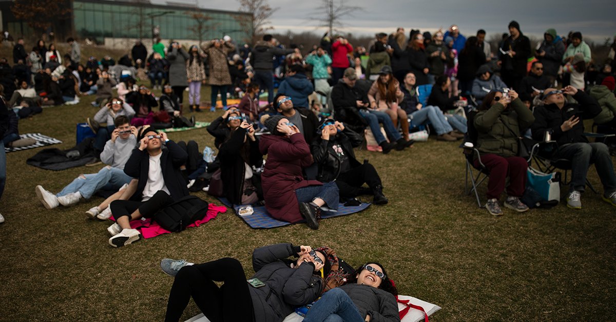Eclipse enthusiasts from around the world enjoyed a front-row seat to Eclipse 2024, thanks to @DunlapInstitute's livestream. It’s not too late to “chase the shadow!” Read more: bit.ly/3VVUdiO