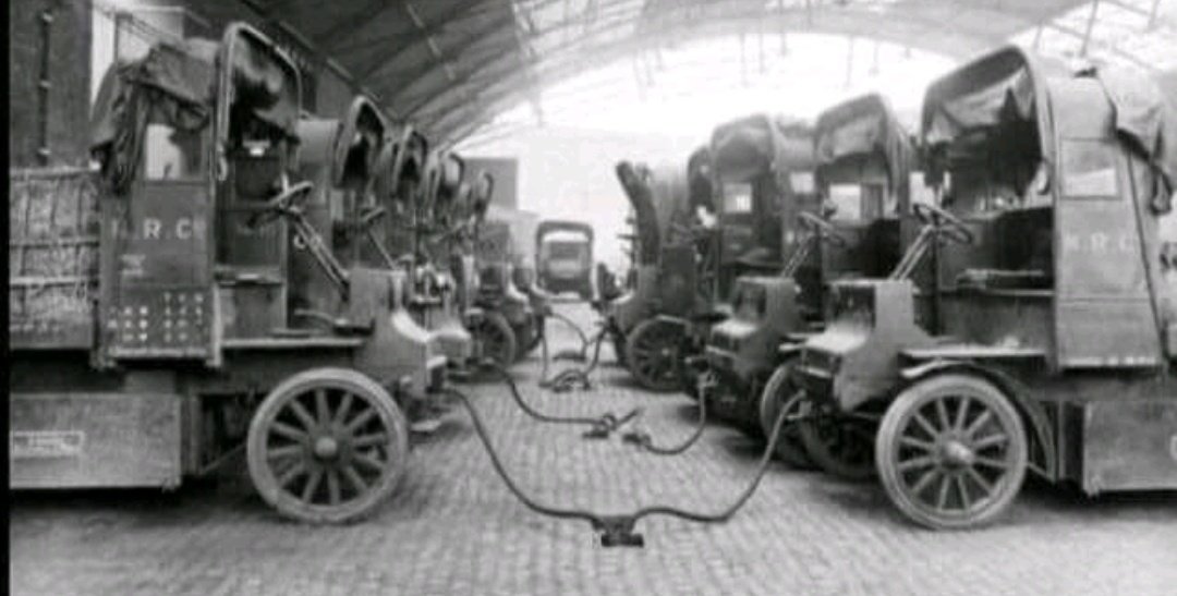 🔴 20. Yüzyılın ilk çeyreği(1900-1925), İngiltere'de bir garajda şarj edilen MRC Midland Demiryolu Şirketine ait elektrikli kamyonlar.