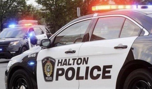 SCHOOL BUS ACC: @oakvillefire & @HRPSOak o/s collision invl school bus & passenger vehicle at North Service /Nottinghill Gate #Oakville. One patient minor injuries in passenger vehicle, 11 students reported onboard bus — uninjured. @HaltonMedics207 assessing the 1pt.