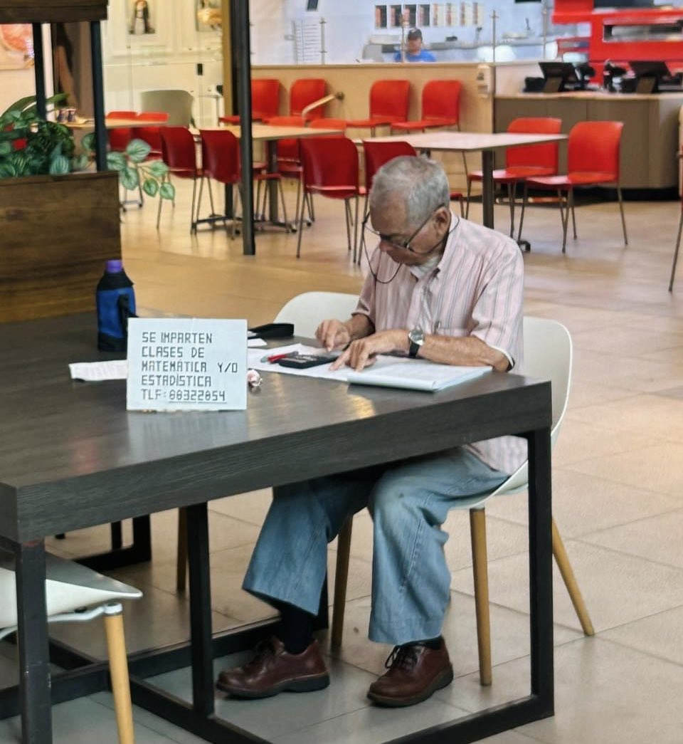 veroarayacr's tweet photo. Ayer en Plaza Real estaba este señor. 

Se ha quedado varios días dando asesorías en Matemática y Estadística. 

No tiene excusas. Quiere seguir haciendo lo que más le gusta 📚🧮 

RT por si alguien lo necesita. 
Su número: 8832-2854 📲 https://t.co/1eOYtO36U8