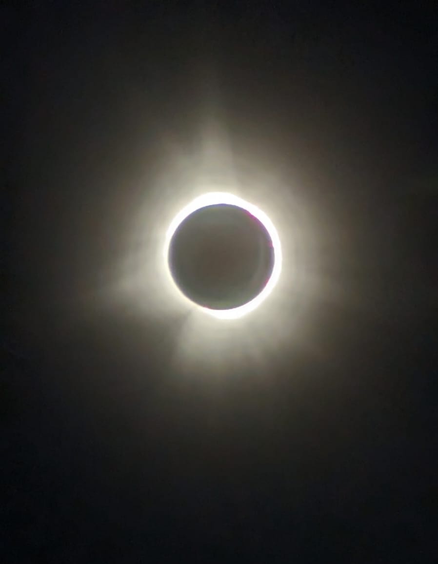 BasKarbhavi_'s tweet photo. 1) Bloomington, Indiana (total eclipse)
2) Louisville, Kentucky (partial eclipse)

Fascinating how nature works and scary how we don't have answers for all the things happening in our environment...but also kinda fun... https://t.co/clGHCJgDOq