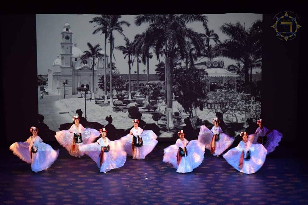 Del norte al sur de México, la obra de danza “Sones de mi gente” es un viaje por los ritmos y la identidad de cada región del país. 🇲🇽💃🏽 El Ballet Folklórico Miztli Calli de @ODONTO_UNAM se presenta este 12, 13 y 14 de abril. Info en 👉 t.ly/2ZGGS @DanzaUNAM