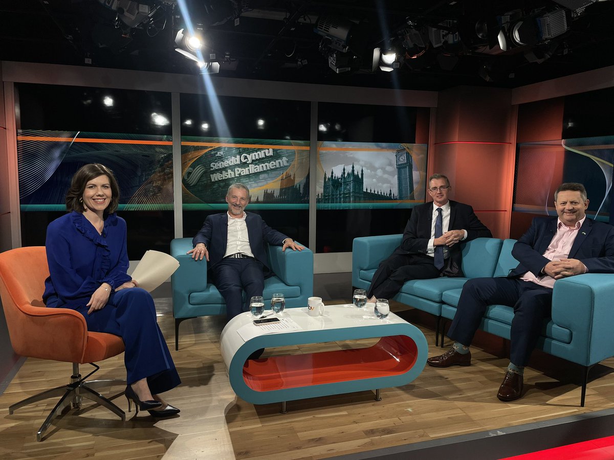 ybydyneileS4C's tweet image. Rhowch y tegell ‘mlaen! 

5 munud i fynd

#ybydyneile | @S4C