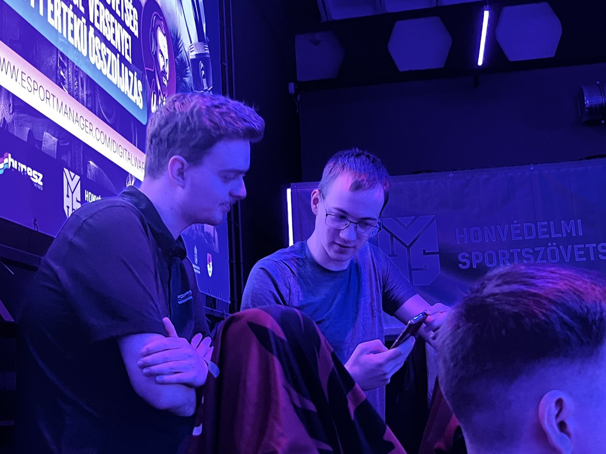 bhandy_y's tweet photo. @Petak_R6 @Losiboiii Losi miközben mondja Petaknak hogy ez egy nagyon jó meme lenne https://t.co/iagK9iwQeU