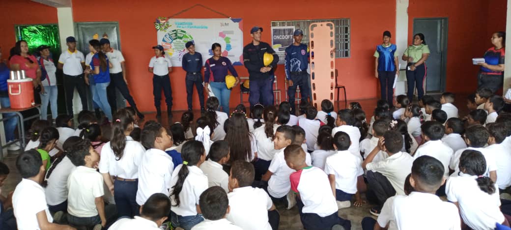 #11Abr Cumpliendo Instrucciones q en articulación con el Frente Preventivo, se llevó a cabo actividad en la E.P.B. Granja, con temas: Funciones del Bombero, Inmovilización y traslado de Lesionado, valores y cuida tu Cuerpo. 
#DisciplinaYAbnegación