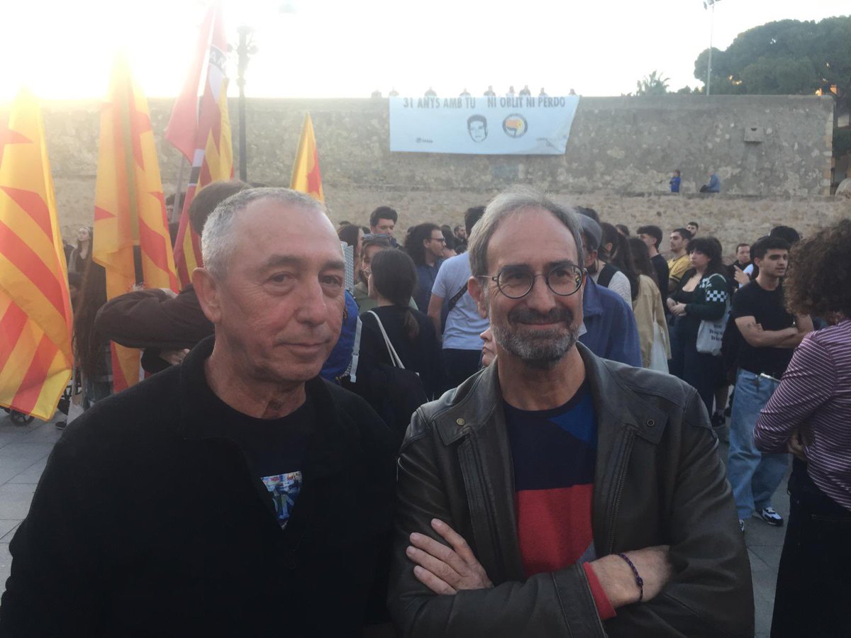 En la concentració de suport i homenatge a Guillem Agulló en l’aniversari del seu assassinat a mans del feixistes. Ni oblit ni perdó!