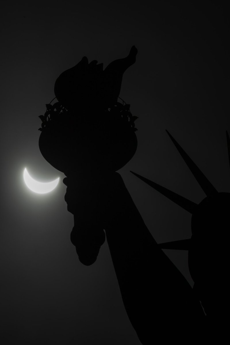 Another monumental moment at Liberty Island thanks to Mother Nature. 🗽☀️🌑 #solareclipse #eclipse #StatueofLiberty Photo Credit: Max Guliani- @maximusupinNYc