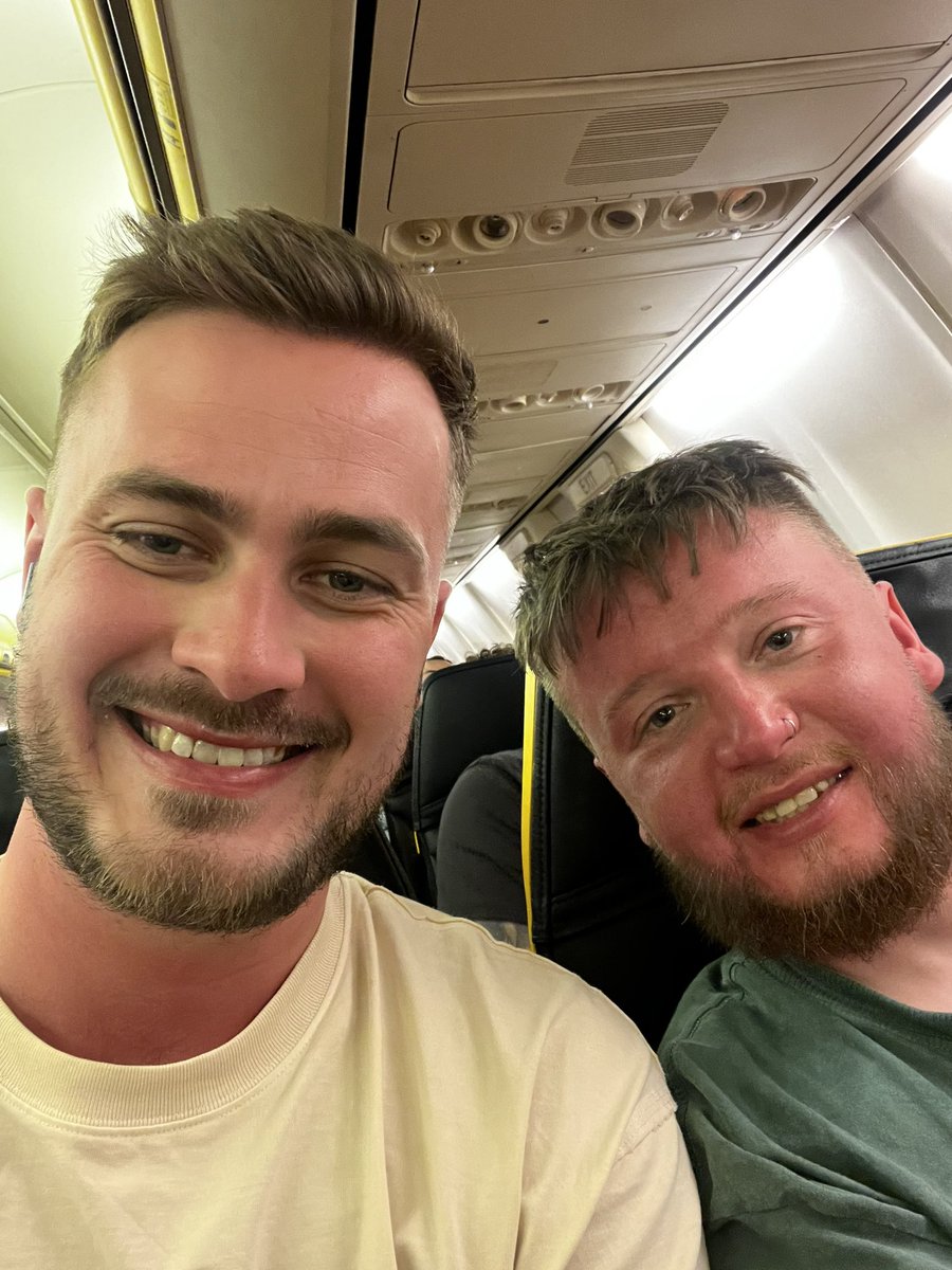 Two very sunburnt city supporters, finally heading home 🏴󠁧󠁢󠁥󠁮󠁧󠁿🇪🇸🐝