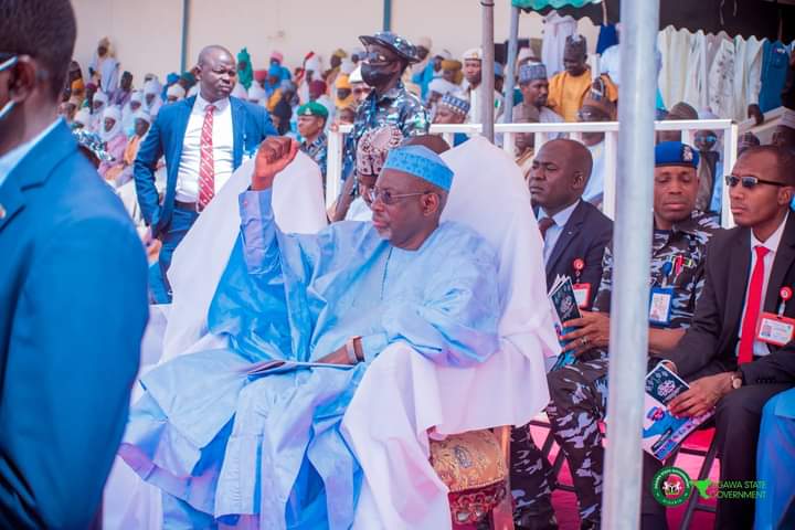 Earlier today, I was honored to welcome the Emir of Dutse, Alhaji Muhammad Hameem Nuhu Sunusi, alongside his esteemed chieftains, for the traditional 'Hawan Bariki' homage at the durbar ground, situated behind the Government House. Such colourful festivities showcase our rich…