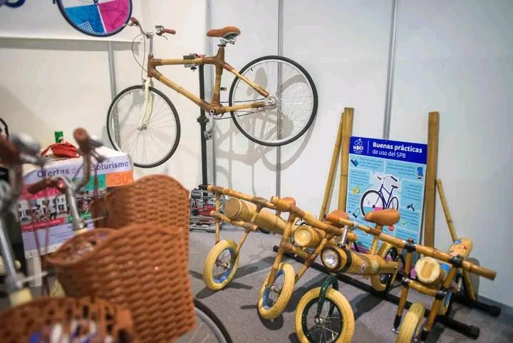 Uno de los stands más peculiares de la #FITL2024 exhibía unas bicicletas de bambú, que causaron curiosidad a no pocos visitantes e invitados. #TransporteCuba . . transportespirituano.cu/bicicletas-de-…