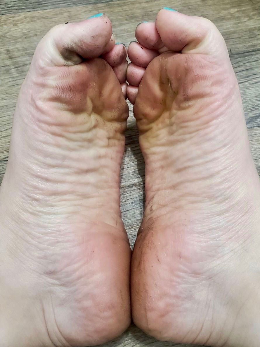 ✨Bury your face in these soles... 😈👣 @rt_feet @Feetopia @thefootlover01 @feetshoutouts21 @SummerBarefoot @TinyFootPervert @Maturefootlover @slavekane @profeetsub @DanSoleman @FootParadiseRT @FootDaily724 #Feet #Findom #DirtyFeet #Soles #Toes #FootPics 📸#FootModel ✨