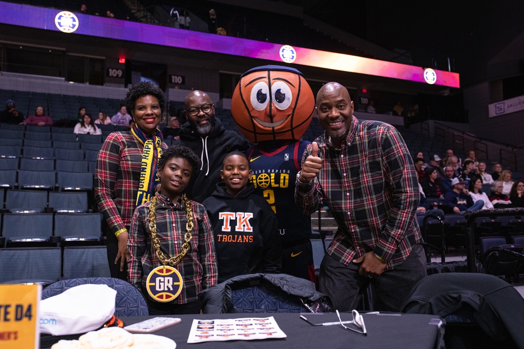 Find your family fun with Gold Season Tickets! 👨‍👩‍👧‍👦 on.nba.com/3JczxeD