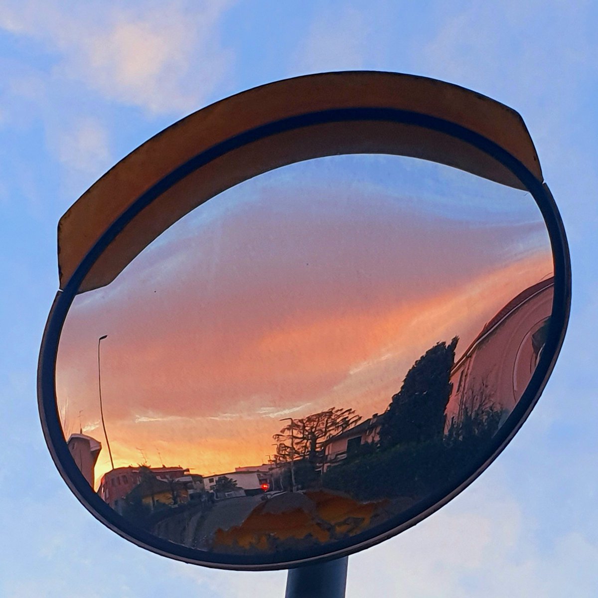 Lo sguardo spento si accende all'improvviso i colori del tramonto illuminano il viso #CasaLettori @CasaLettori #scritturebrevi #istantaneeDa Bollate, Milano #inLombardia #ThePhotoHour #StormHour