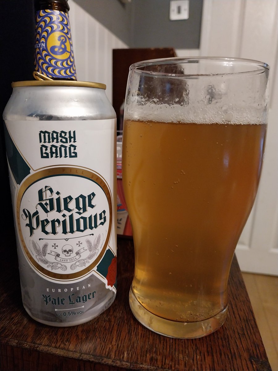 Curry and @gang_mash Siege Perilous #alcoholfree Lager. Metallic and bitter. 

#Afbeer 
#NAbeer 
#nonalcoholic 
#zeroalcohol 
#craftbeer