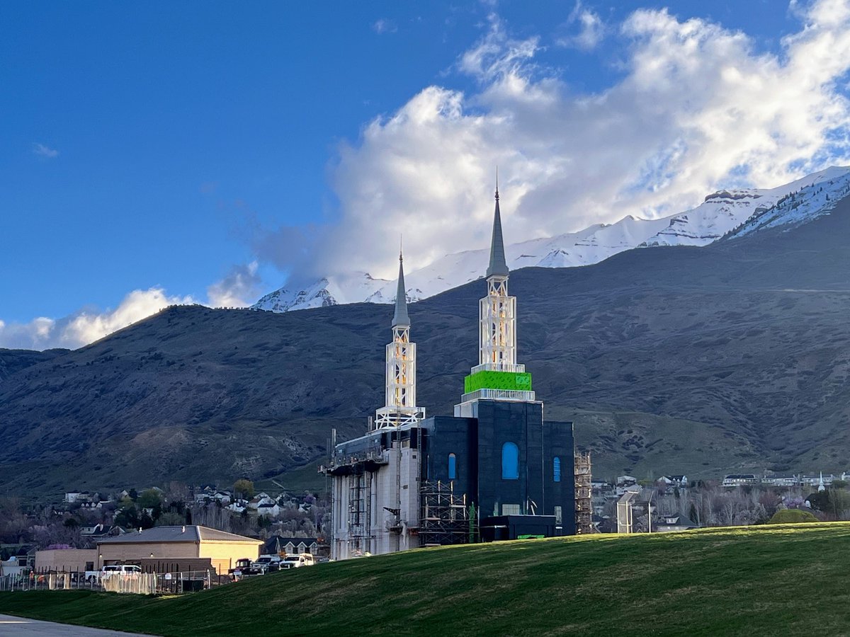 The beautiful snow-capped peaks of Mount Timpanogos play backdrop to the steeple frames of the #LindonUtahTemple, which catch the rays of the morning sun. More window frames are being installed, including the frames for the celestial room windows.
churchofjesuschristtemples.org/lindon-utah-te…