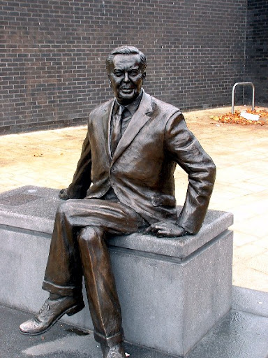 Tonychrizo's tweet photo. @RichardHewison @Keir_Starmer I demand the good people of Huyton remove this statue right now !!!!! #wilsonout https://t.co/9v3yVC1j3w