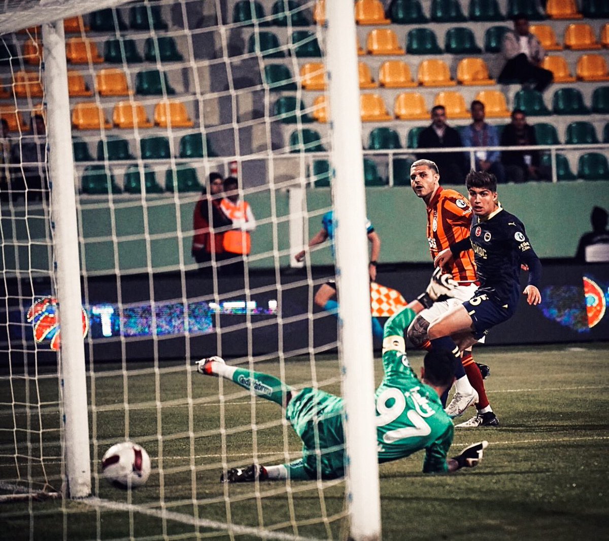 Bir dakika içinde tek vuruşla 3 gol atmayı nasıl başardın baba sen