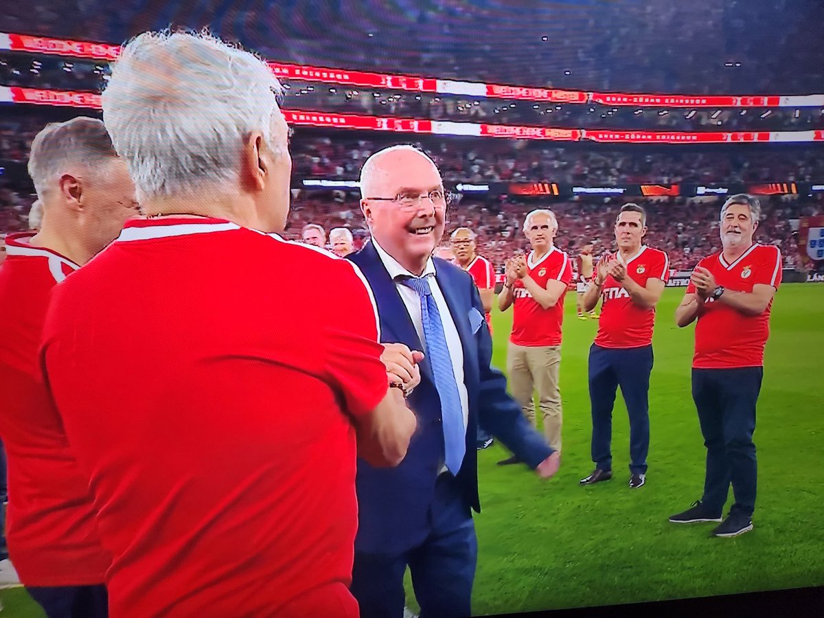 SLBoni_'s tweet photo. Que momento no Estádio da Luz.
O Benfica é isto.

Eriksson: desde 1982 até ao fim! https://t.co/2g6WTYJqya