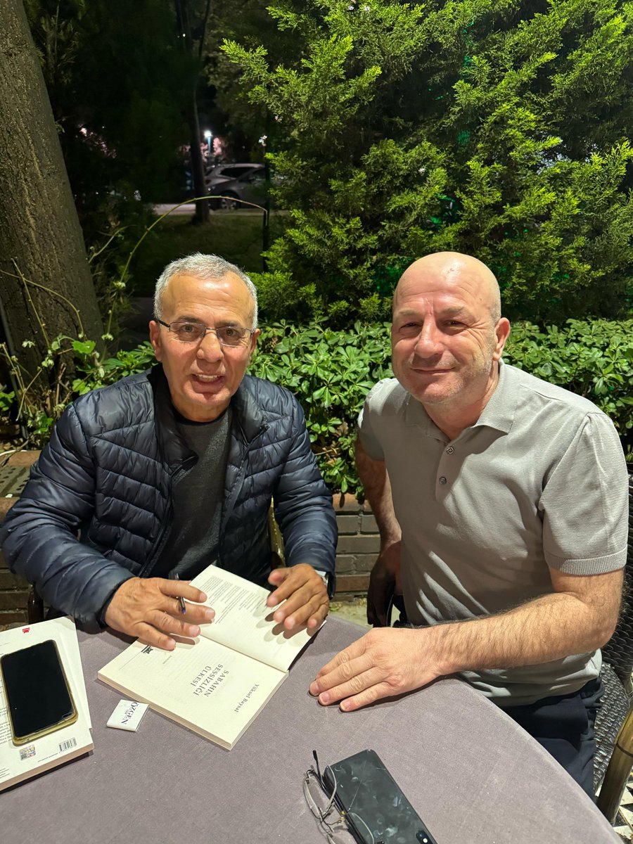 Çağdaş Gazeteciler Derneği Başkanı, Duayen Gazeteci, Yüksel Baysal ın yayına aldığı 'Sabahın Sessizliği Ülkesi' adlı kitabı kendisinden imzalı hediyesini aldım. Büyük bir mutlulukla okuyacağım.
Çok okurlu, çok ömürlü olması dileğiyle..