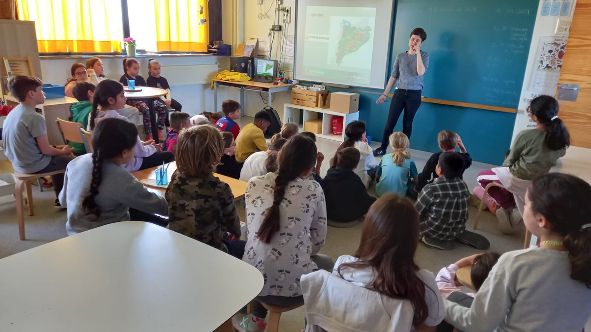 fontdelroure's tweet photo. 🌱 Avui hem inaugurat el taller "Vida, terra i arrels" a l'escola amb l’activitat: Sembrem Llavors! Un espai on els més petits aprenen sobre germinació i llavors directament dels experts: els nostres estimats avis del sector agrari. #Dibaoberta @CulturaDIBA @uniopagesos https://t.co/OLJHLT6hPk