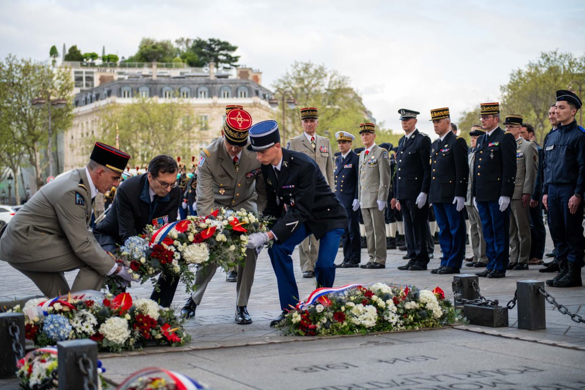 Gouv_mili_Paris's tweet photo. À l’invitation du président de la SNCF Jean-pierre FARANDOU, participation au ravivage de la Flamme sous l’Arc de Triomphe, en présence du drapeau associatif « Résistance – Fer » et des réservistes opérationnels qui ont brillamment défilé le 14 juillet dernier. https://t.co/iEjtF8TDsT