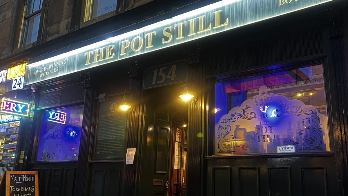 Love this! The Pot Still pub in Glasgow, making it blue for #WorldParkinsonsDay 💙