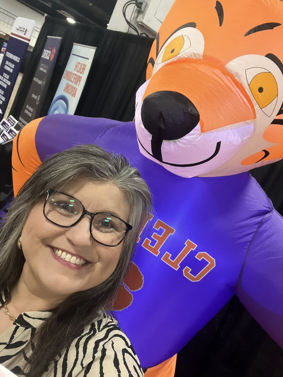 SethandKTsmom's tweet photo. Have had the best day over in Greenville at the #MenOfColor summit but I'm glad to be headed home now...lol...lots of walking around so my feet hurt...
#CAFLS
#ClemsonUniversity
#AlwaysNeedASillyPicWithTheTiger https://t.co/FtCJMycm3g
