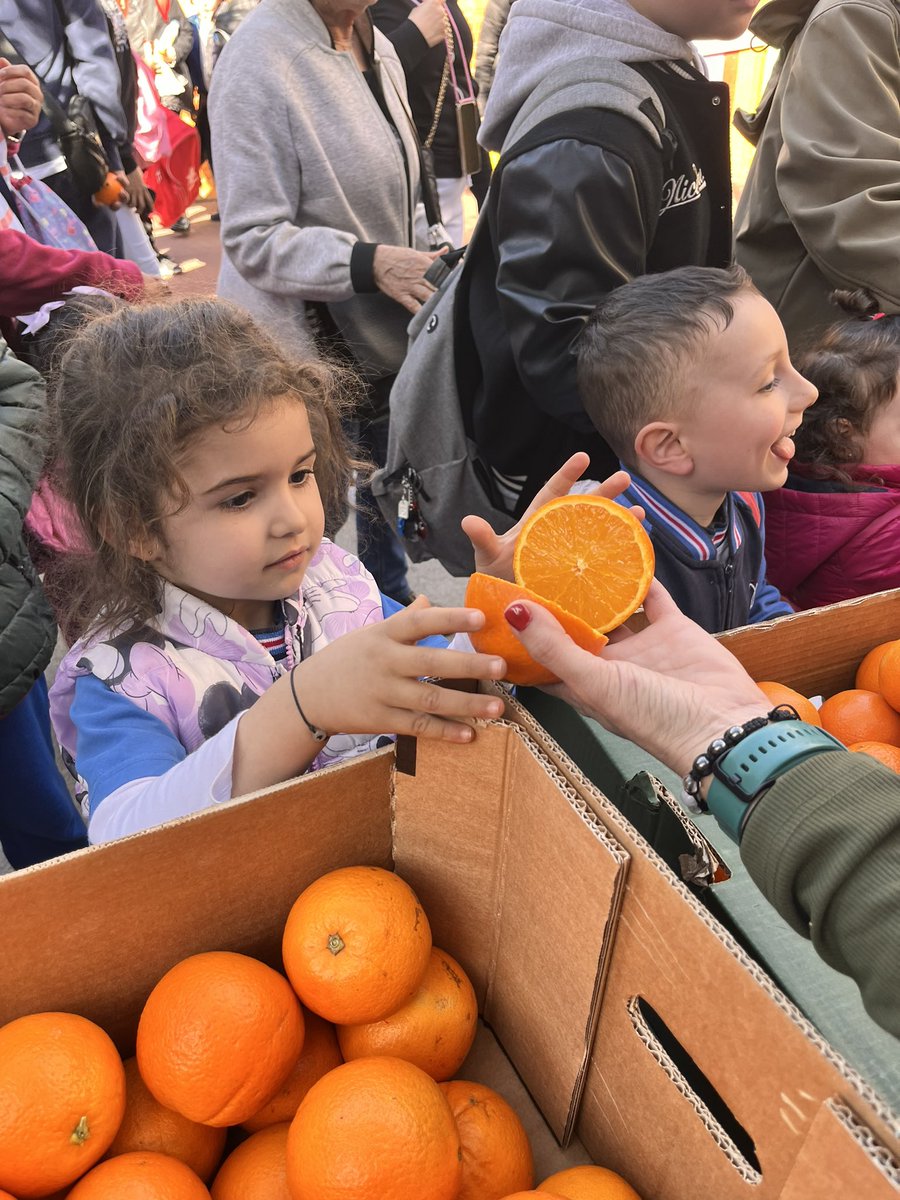Gràcies a les mares voluntàries per ajudar-nos a repartir la fruita del #programafruitaalescola  a la sortida de l’escola. #somosjesusmaria i avui per berenar mengem taronja! #menjambonritme. Un any més adherits al Programa de fruita i hortalisses a l’escola.<a href="/gencat/">Generalitat de Catalunya</a>