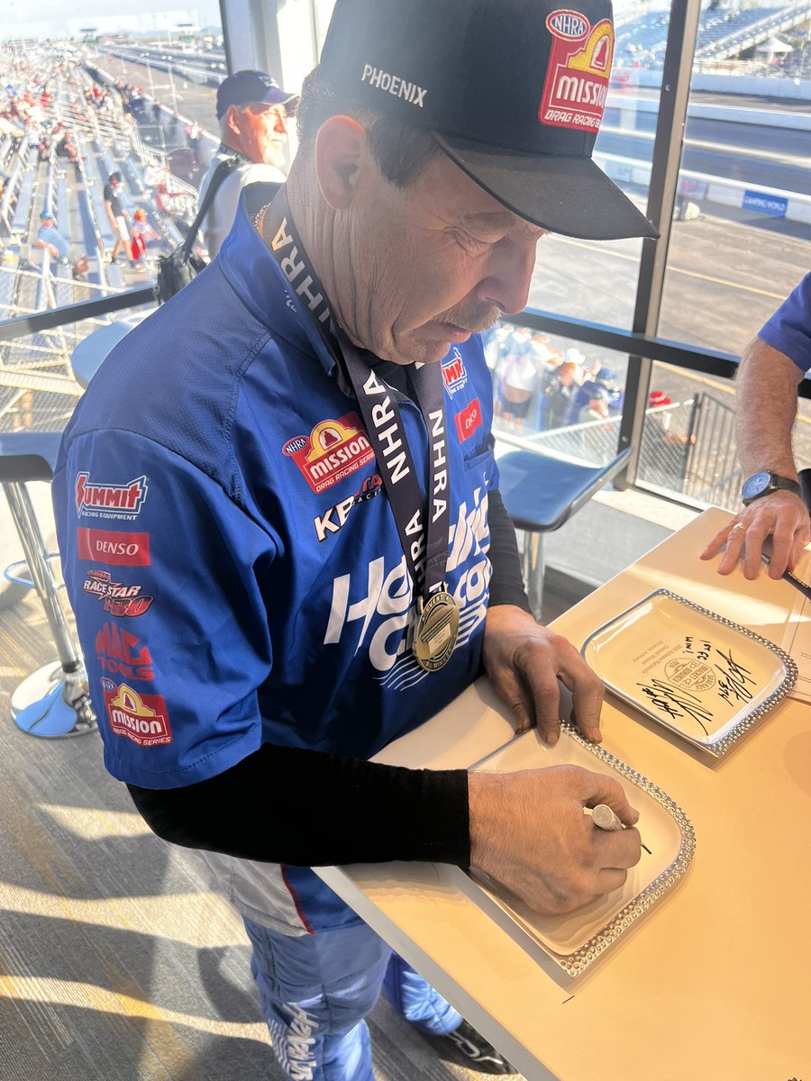 .@NHRA #ArizonaNats winners @ProckRocket_TF and @greganderson_ps sign the DRBB plaques. Prock signed his “1st FC win!” Brackets open for the #Vegas4WideNats in 2 days! 🚨 DragRaceBracketBonanza.com