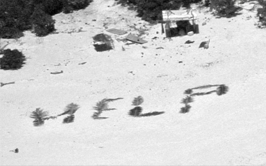 La Armada USA rescató a 3 hombres el martes 9 en Pikelot, sur de Guam, una semana después de quedar varados.
Iban de Polowat, 31 de marzo a Pikelot.
Un P-8 de la Marina los encontró domingo 7 al ver un mensaje HELP (AYUDA) en la playa hecho con hojas de palma.