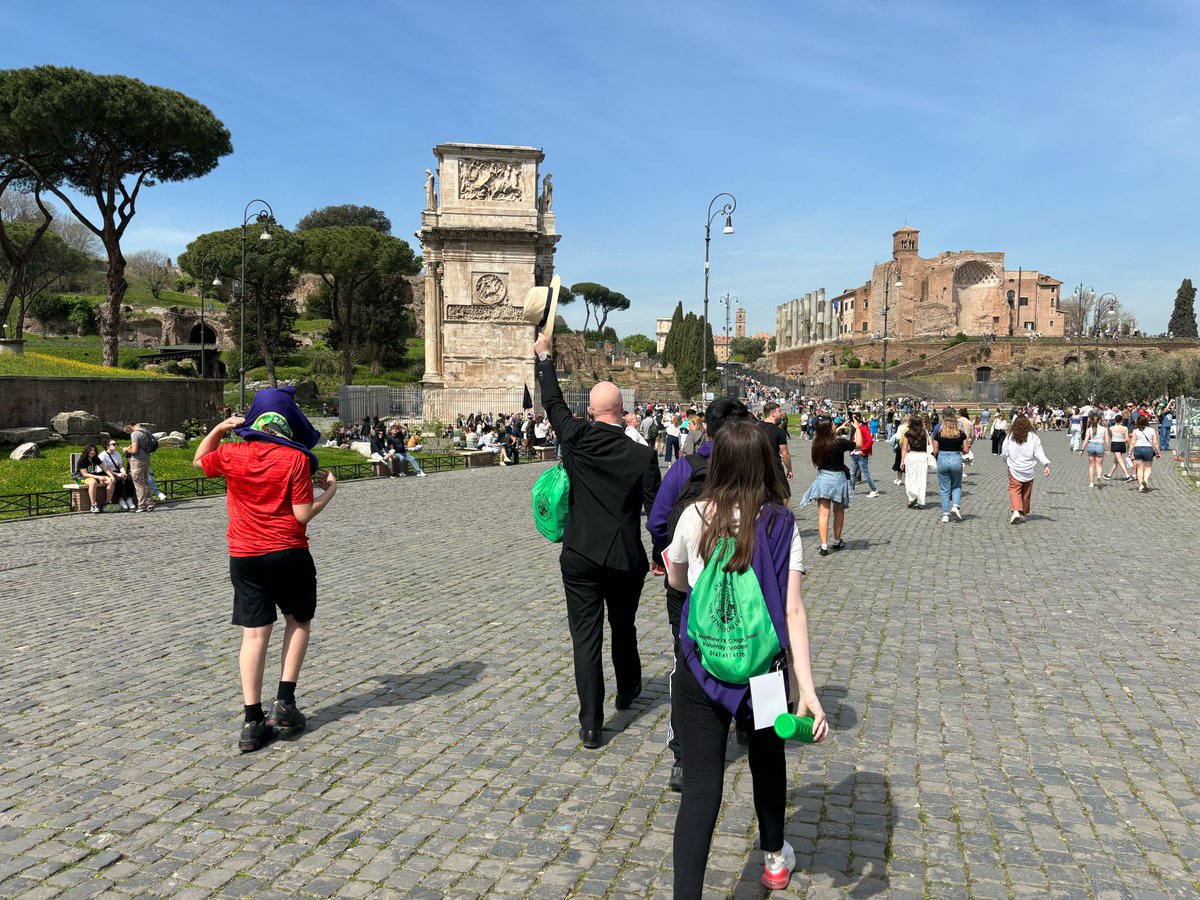 The Colosseum! What an amazing experience for us, followed by a walking tour in the beautiful sunshine to our lunch spot #smrchsontour #Rome2024