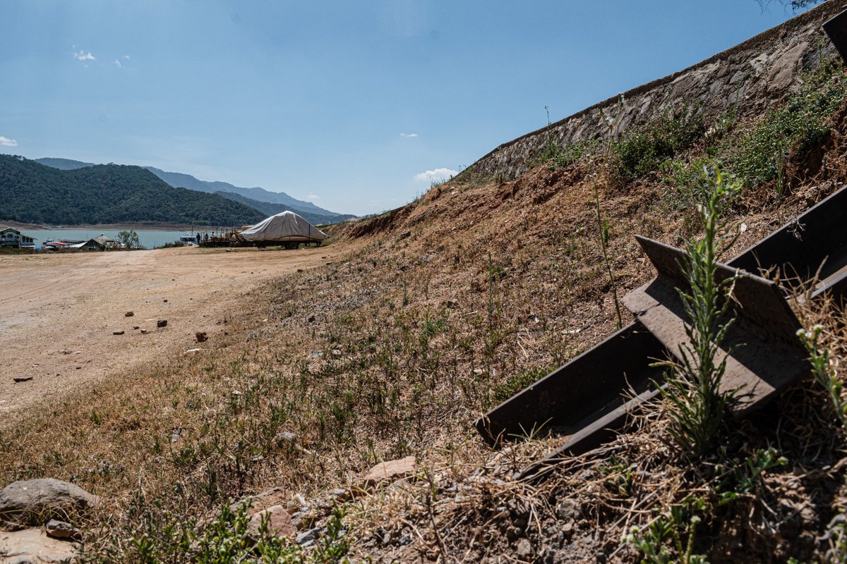 🌊¡Continúa la sequía en Valle de Bravo! 🛑De la presa extraen agua para enviarla a 400 lagunas privadas, según denunciaron organizaciones y autoridades estatales. 👉tinyurl.com/246a8u3b Fotos: Abril Ángulo I EL UNIVERSAL