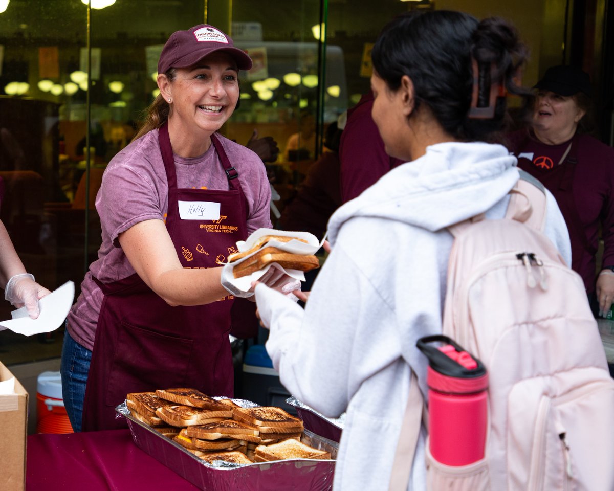 #CheesyNights is BACK May 2, 3, 5, & 6. BUT FIRST! Help us by signing up to be a volunteer. All volunteers get a University Libraries baseball cap & Cheesy Nights apron!🧢🧑‍🍳 Help us feed hungry Hokies during finals. Click below to activate happiness!👇🧀 signupgenius.com/go/30E0D49ADAE…