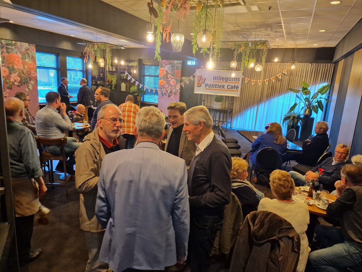 Een door ons georganiseerd en goed bezocht politiek café. Voorafgaand een rit door de bollenstreek met Provinciale Statenleden <a href="/MirjamNelisse/">ir. Mirjam Nelisse</a> en <a href="/ArneWeverling/">Arne Weverling</a>. Onze Bollengrond moeten we koesteren (niet bebouwen)! 
Dank ook voor bezoek aan prachtige #theTulipbarn🌷
#bollenstreek
