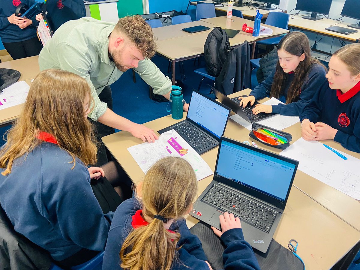 🎬🖋️Diolch i Iwan Fôn, a ddaeth fel comisiynydd, i feirniadu byrddau stori a sgriptiau ffilmiau byrion blwyddyn 7 heddiw. Diolch i <a href="/M_SParc/">M-SParc</a> am drefnu ac arwain y prosiect. <a href="/Rowndarownd/">Rownd a Rownd</a> <a href="/rondomedia/">Rondo</a> 🖋️🎬