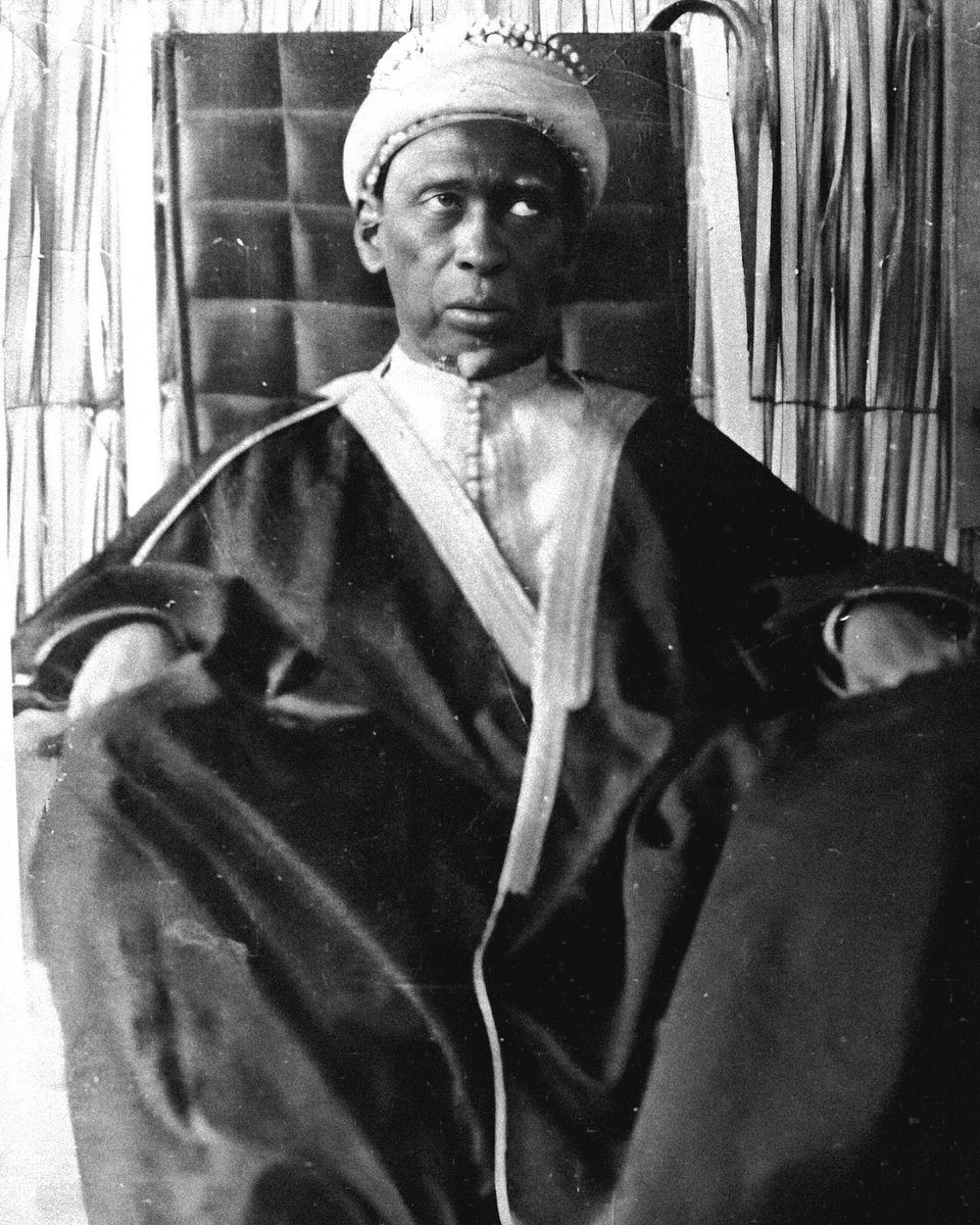 Thierno Yahya Ly ❤️‍🔥, Moukhadam et gendre de Baye Niass fut un saint exceptionnel, un wali parfait , rassembleur de connaissances et de secrets. Il était doté de pouvoir de gérance sur les choses et ses miracles sont innombrables. Né en 1907 à Saldé(Podor), il prit le