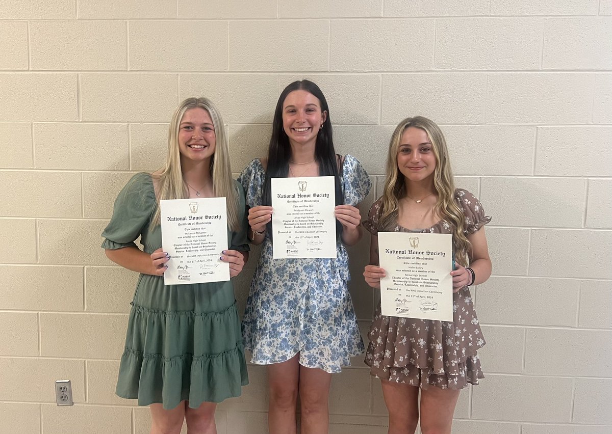 Congratulations to our newly inducted National Honors Society Members! @MakennaMccarter @MaddyRayne24 @hallebailey2026