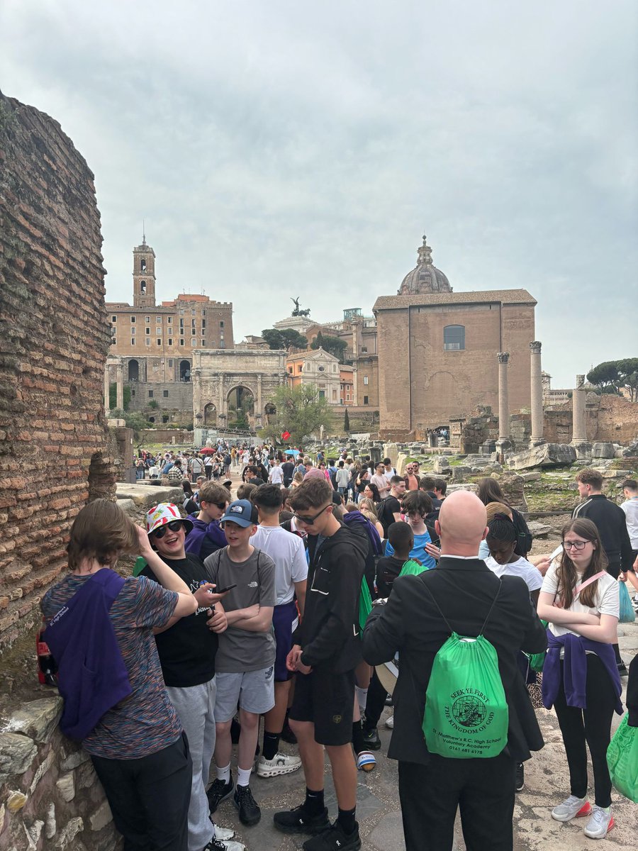 Exploring the ancient Roman Forum, followed by our last stop at the market...with ice cream 🍦 well deserved after tge 16,000 steps completed! #smrchsontour #Rome2024